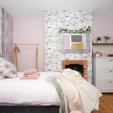 Cosy 3 Bedroom House - Private & Central - Ultra Wifi Canterbury Bagian luar foto